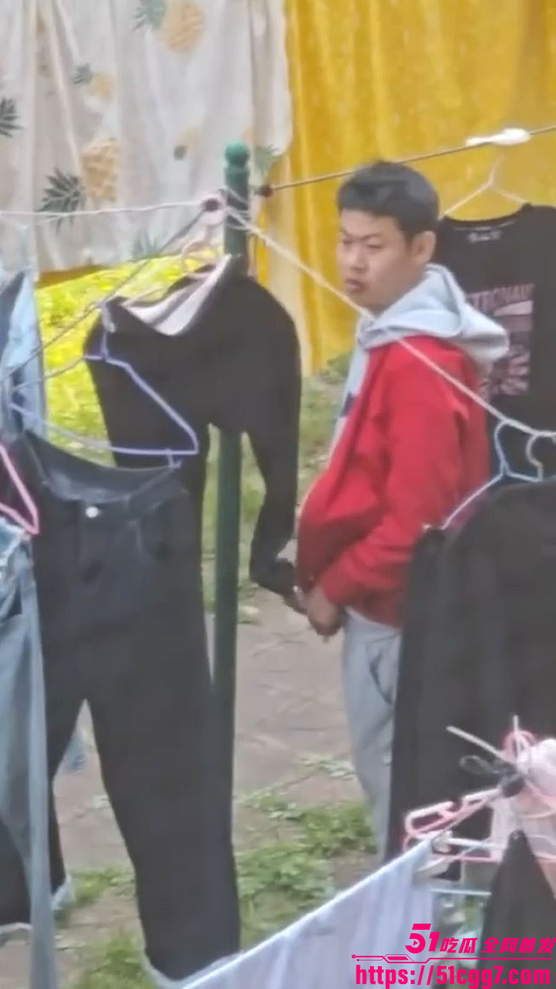 学校女生宿舍楼下惊现变态男！偷女生打底裤当众撸管 边撸边四处观望 全程被拍曝光！
