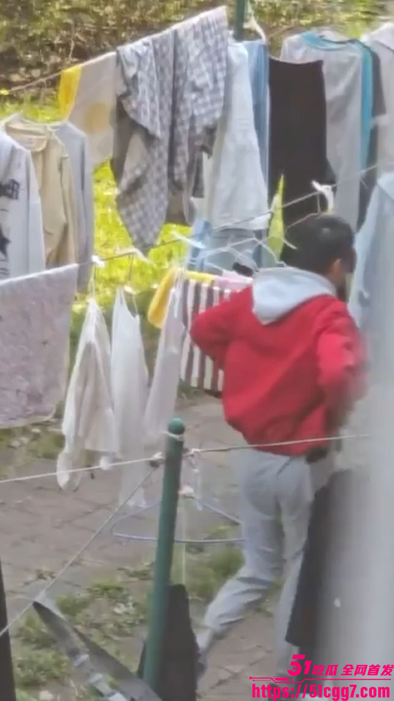 学校女生宿舍楼下惊现变态男 4