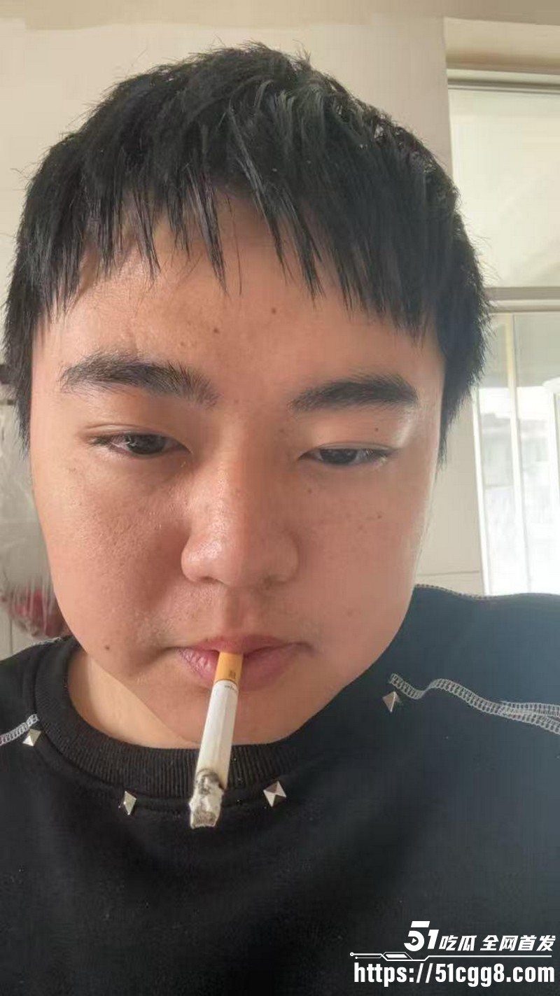 李老八旗下卷毛 管奚彻底疯魔 让亲妈穿女王装上播 手拿皮鞭当众狂抽儿子屁股 SM派对开到家里 场面无比低俗！