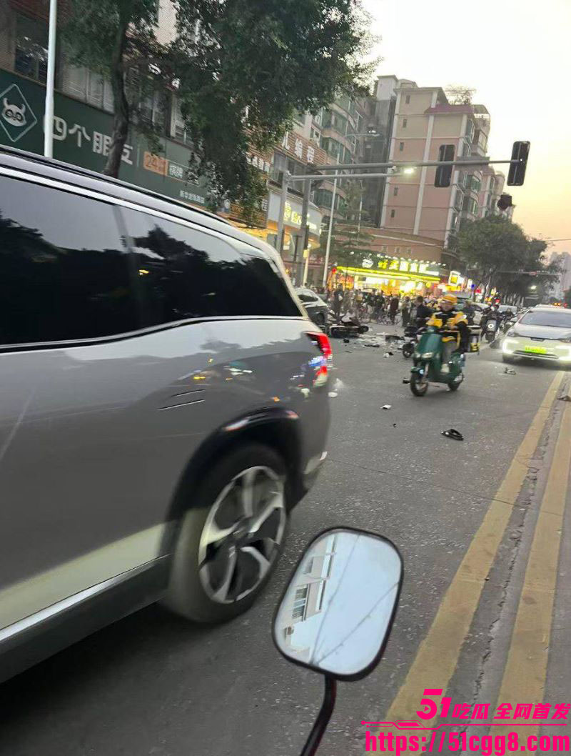 广州花都灰色零跑冲人行道撞人 2