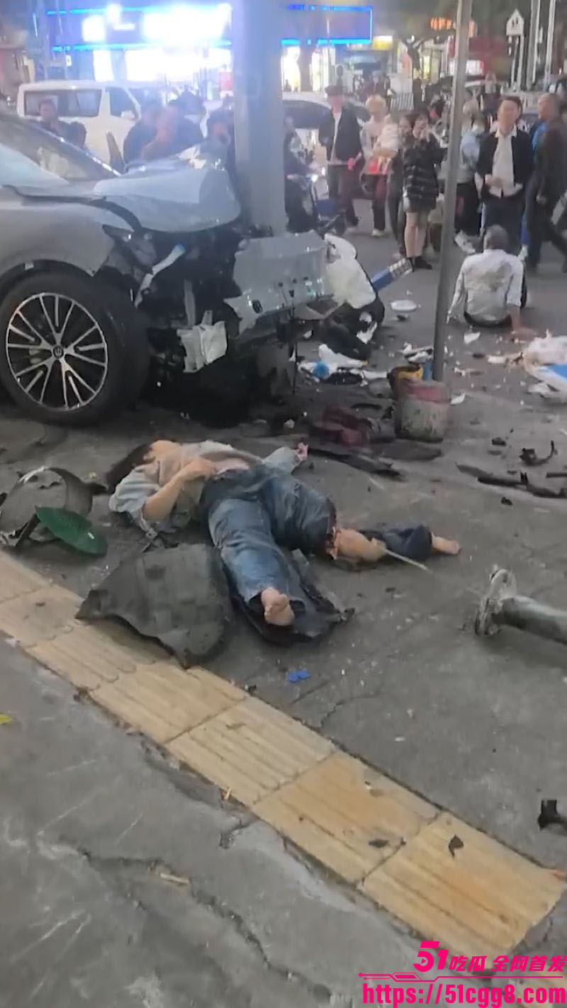 广州花都灰色零跑冲人行道撞人 3