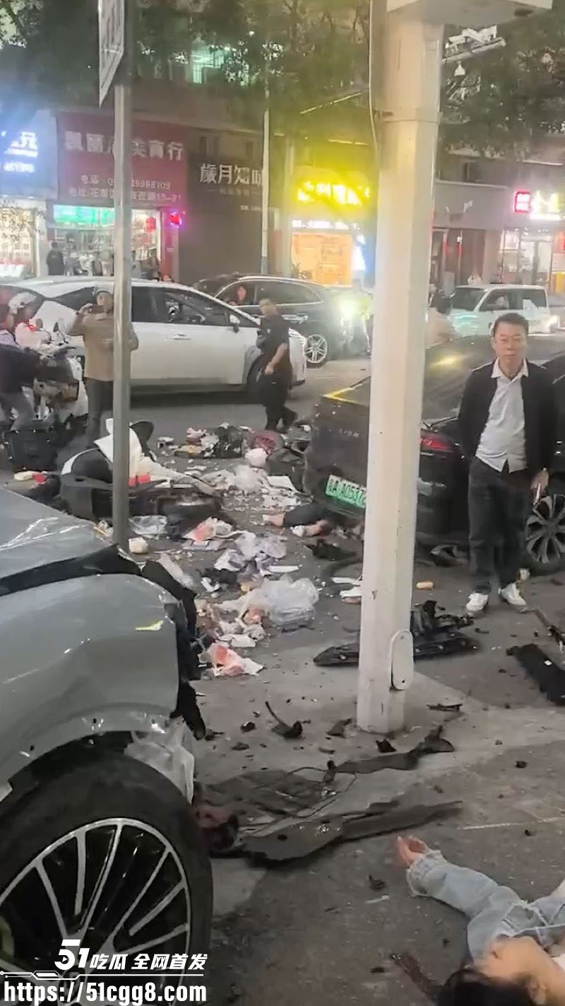 广州花都灰色零跑冲人行道撞人 4