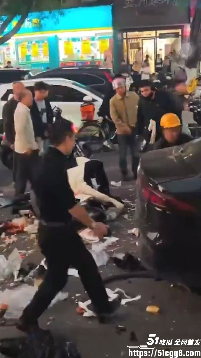 广州花都灰色零跑冲人行道撞人 6