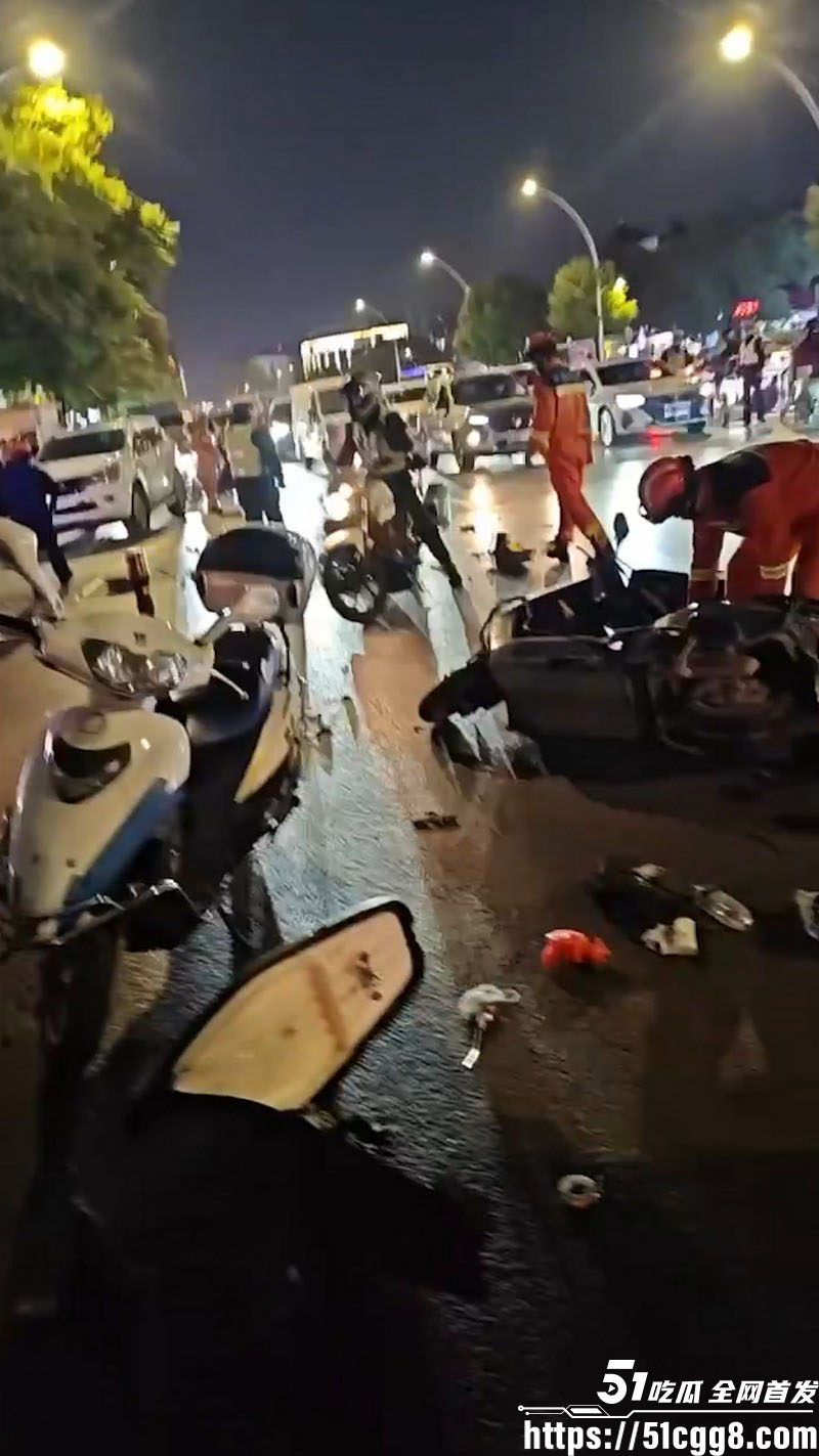 江西景德镇豪德贸易广场发生严重车祸 小轿车失控撞飞4辆两轮车 救护车来回两趟拉人 其中一人当场身亡！