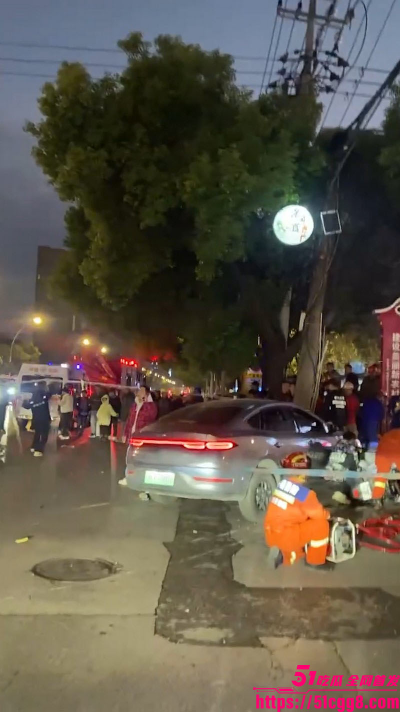 江西景德镇豪德贸易广场发生严重车祸 3
