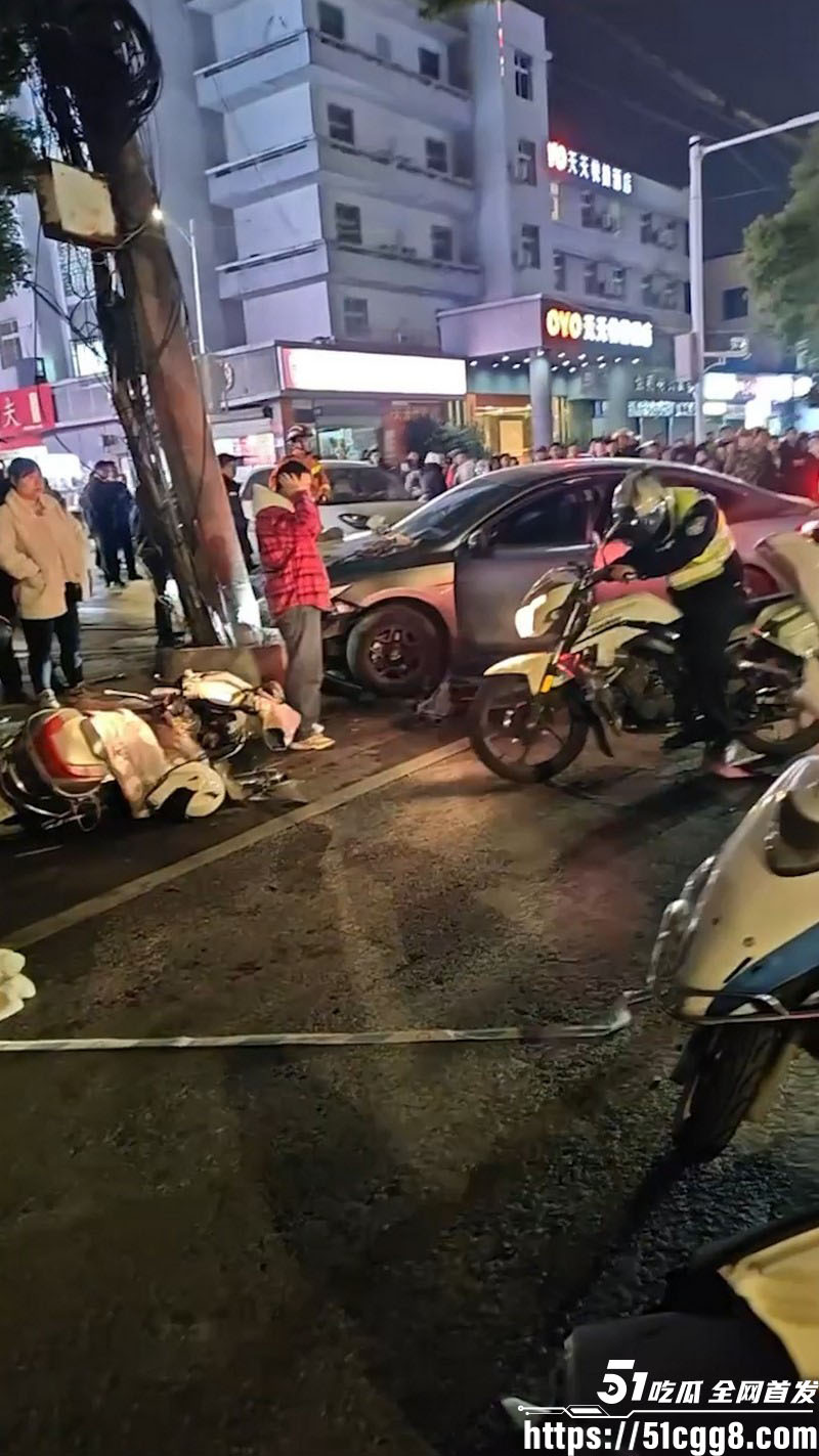 江西景德镇豪德贸易广场发生严重车祸 7