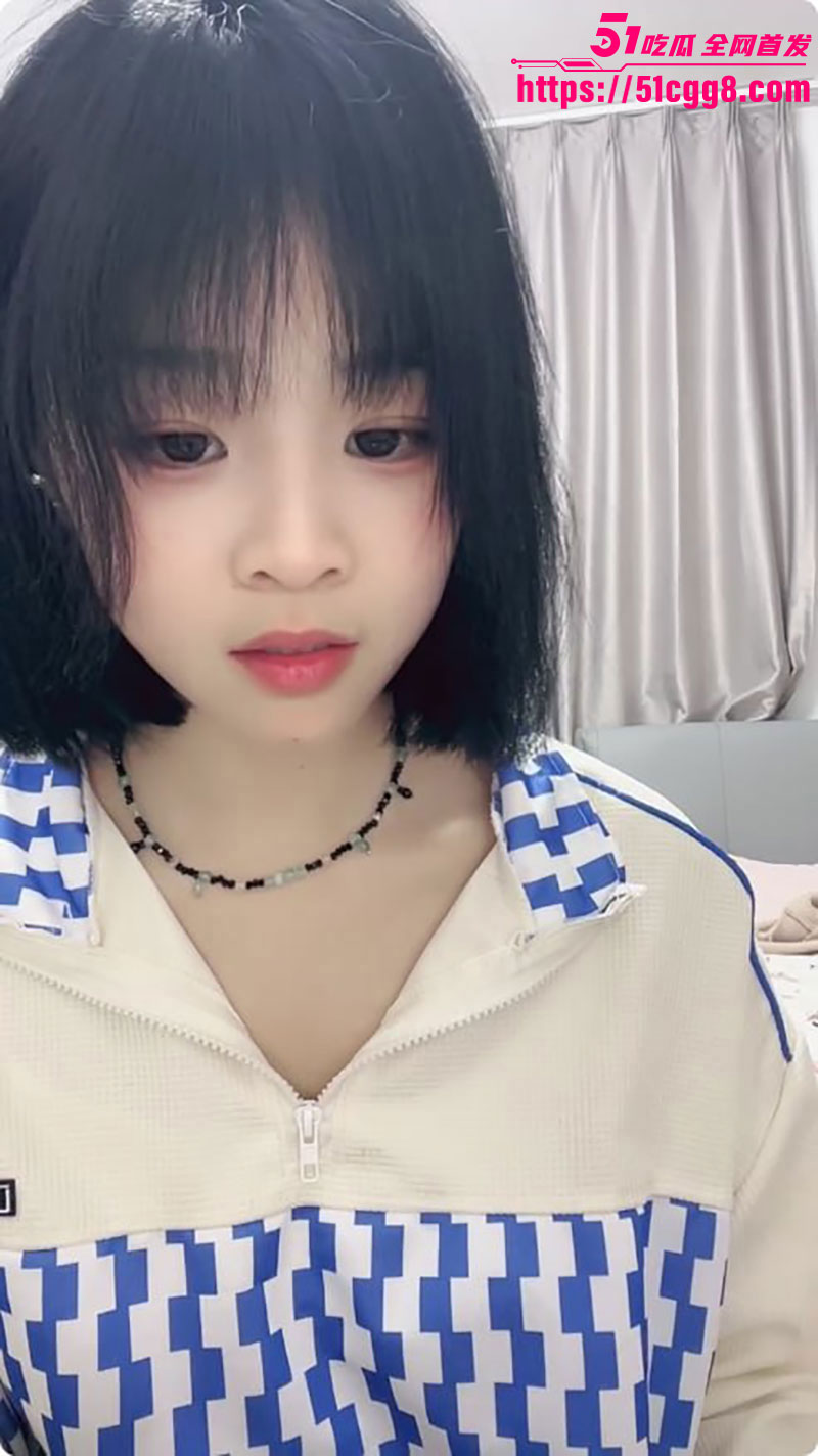 06年极品嫩妹自慰直播 高颜值尤物露脸发骚 敞胸露乳抬腿露穴 跳蛋假屌深插白虎嫩穴 潮喷浪叫诱惑不断！