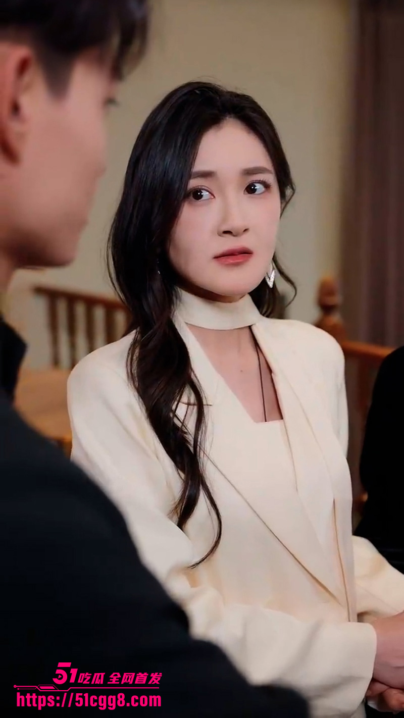 擦边短剧《我无敌下山玄冰灵体老婆爱上我》神医下山遇艳遇！英雄救美同船一夜 女神醒后逼婚：我馋你身子了！