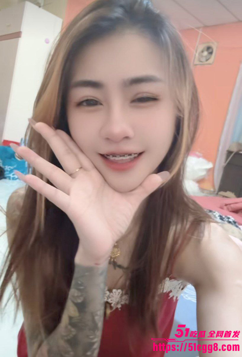 马来西亚小网美饥渴难耐 自拍大尺度视频勾引男友 超大道具疯狂自慰 骚逼被插到合不拢！