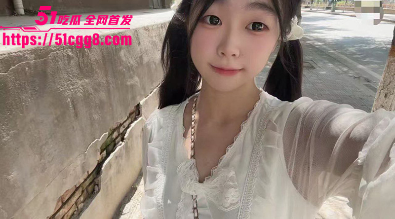 青岛大学极品学姐给金主爸爸拍定制片 骚穴镜头特写水光四溅褶皱清晰可见 会呼吸的鲍鱼骚到窒息！