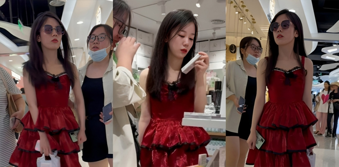 抄底大神冒死偷拍 极品红裙学生妹 真空逛商场惨遭毒手 胯下一线天美鲍暴露无遗！