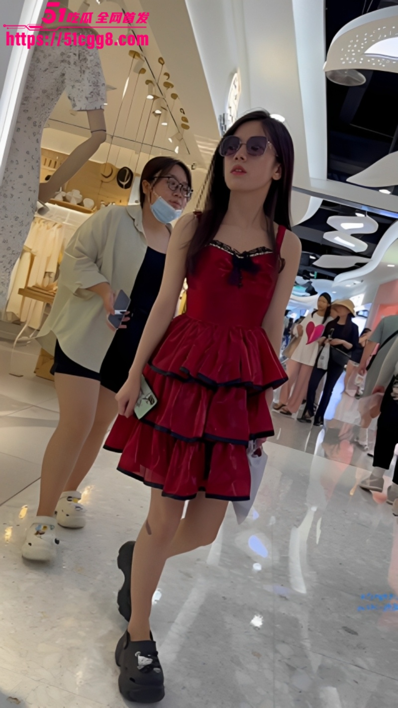 抄底大神冒死偷拍 极品红裙学生妹 真空逛商场惨遭毒手 胯下一线天美鲍暴露无遗！