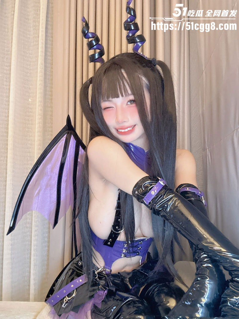 台湾嫩妹 冲田凛花Rinka 神级cos羊角魅魔 紫漆皮爆乳全露 双腿展露白虎粉穴 阿黑颜吐舌诱惑！