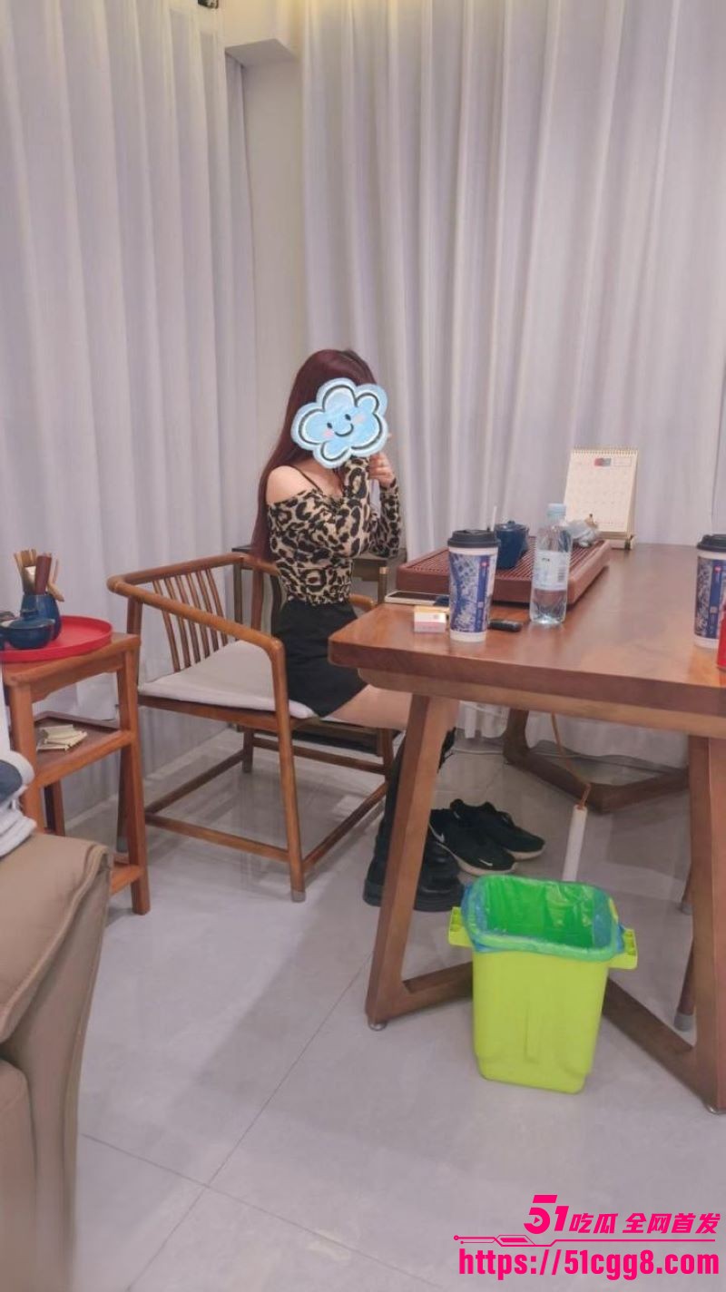 海角乱伦大神 亲姐的诱惑 新作 新房子还没乔迁就和姐姐挨个房间做爱 厨房干到房间又爽又刺激！