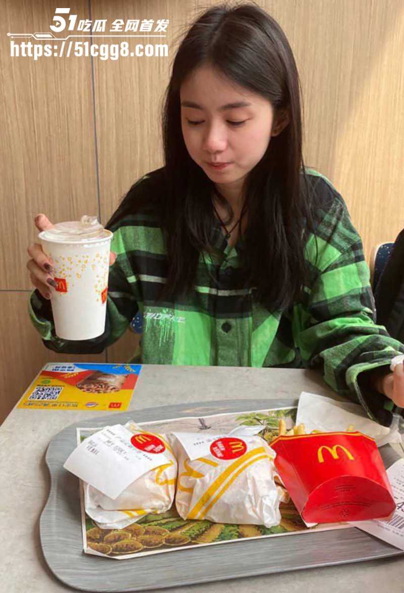 上海超清纯小美女不雅视频流出 精美颜值神似女星刘浩存 戴狗链套黑丝被男友爆操 蒙眼跪舔露脸无套内射！