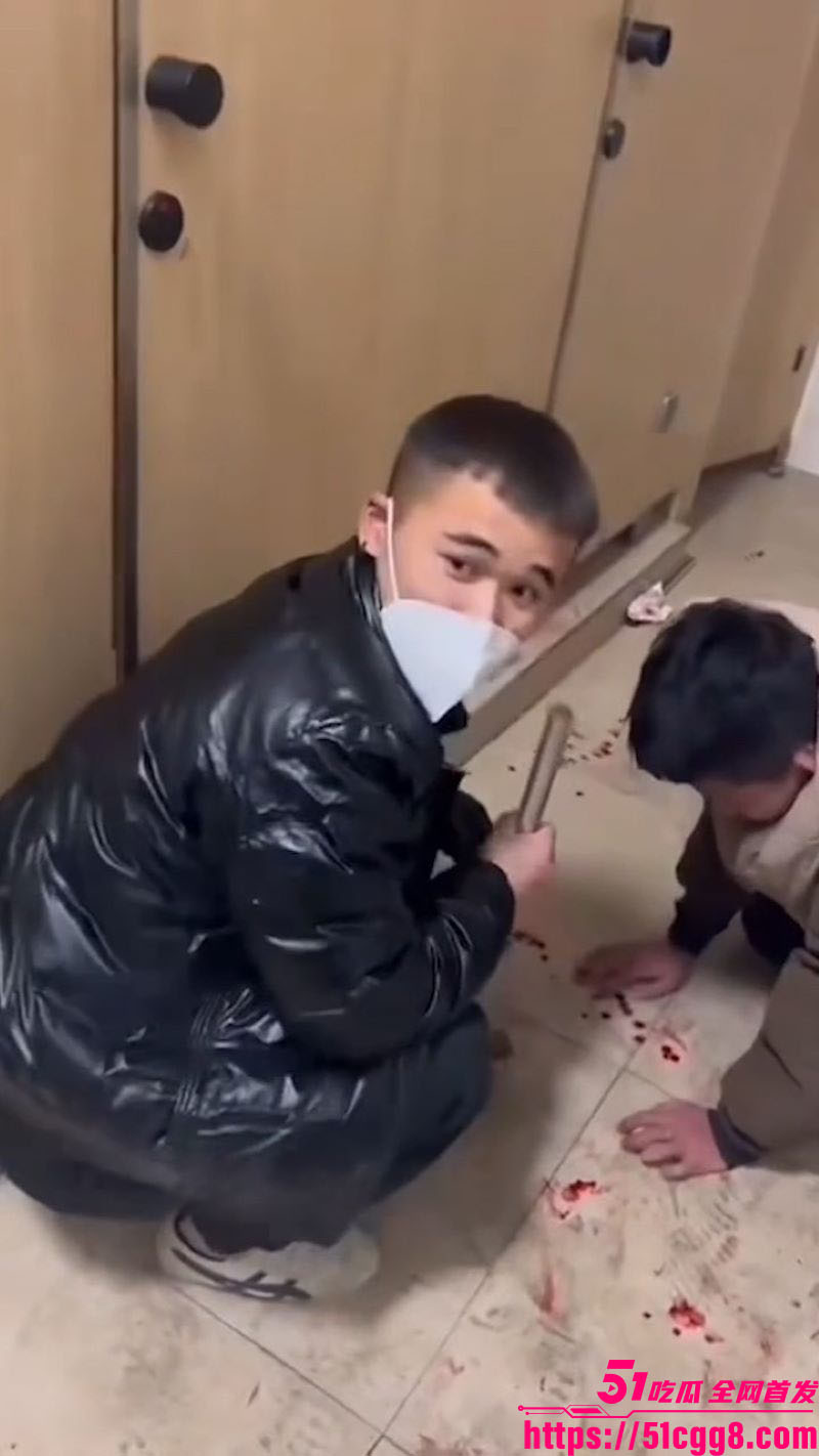 东北精神小伙厕所抓奸 2