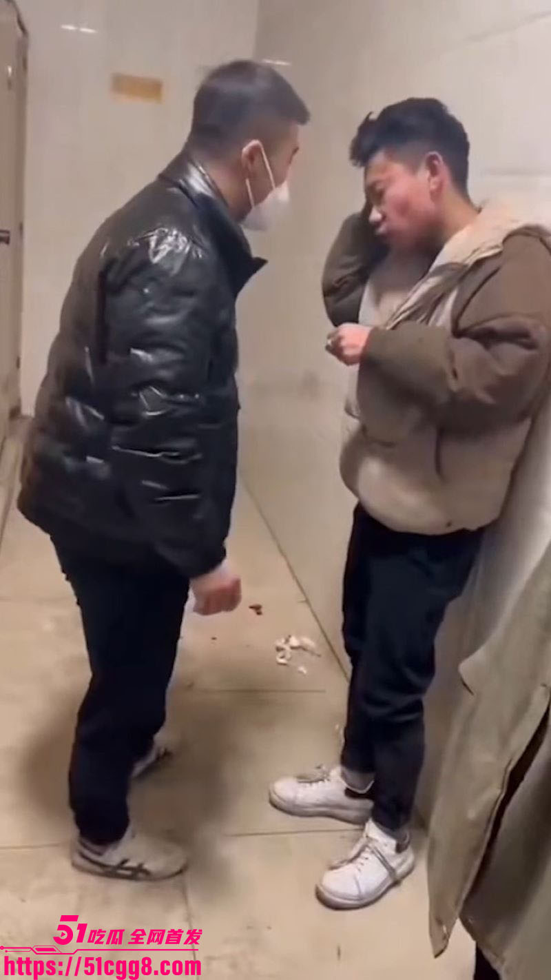 东北精神小伙厕所抓奸 女友偷人当场被撞破 一群兄弟王八拳将小三暴打 现场血流满地！