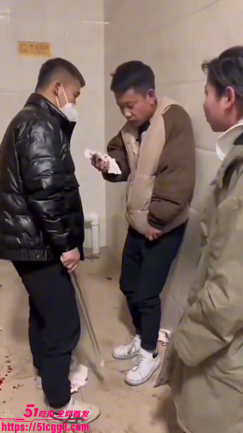 东北精神小伙厕所抓奸 4