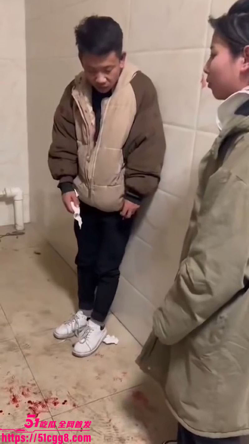 东北精神小伙厕所抓奸 5