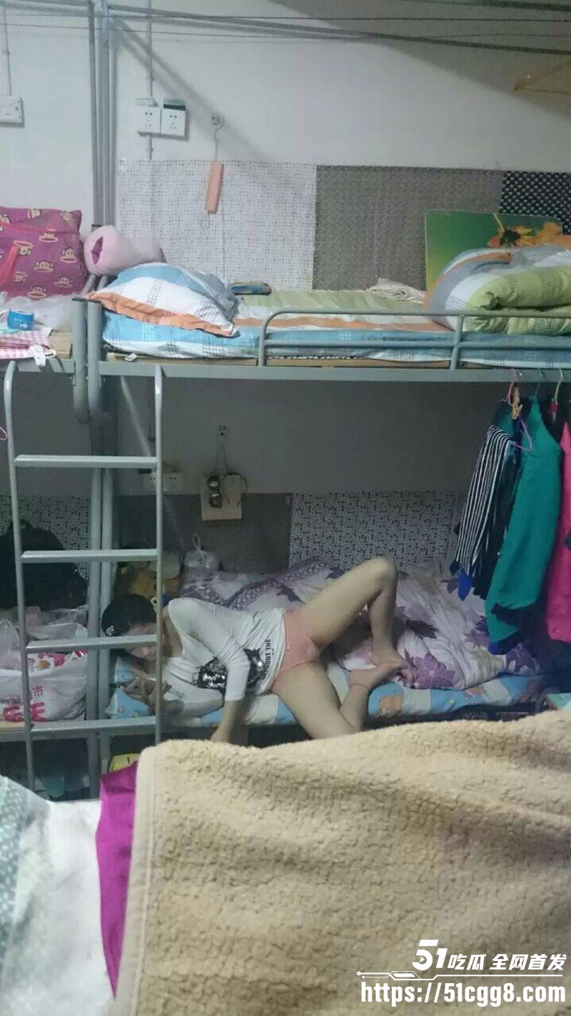 女大学生偷拍舍友浴后私密视频流出 第一视角紧张刺激 浴室白嫩娇躯全裸露出 画面香艳无比！