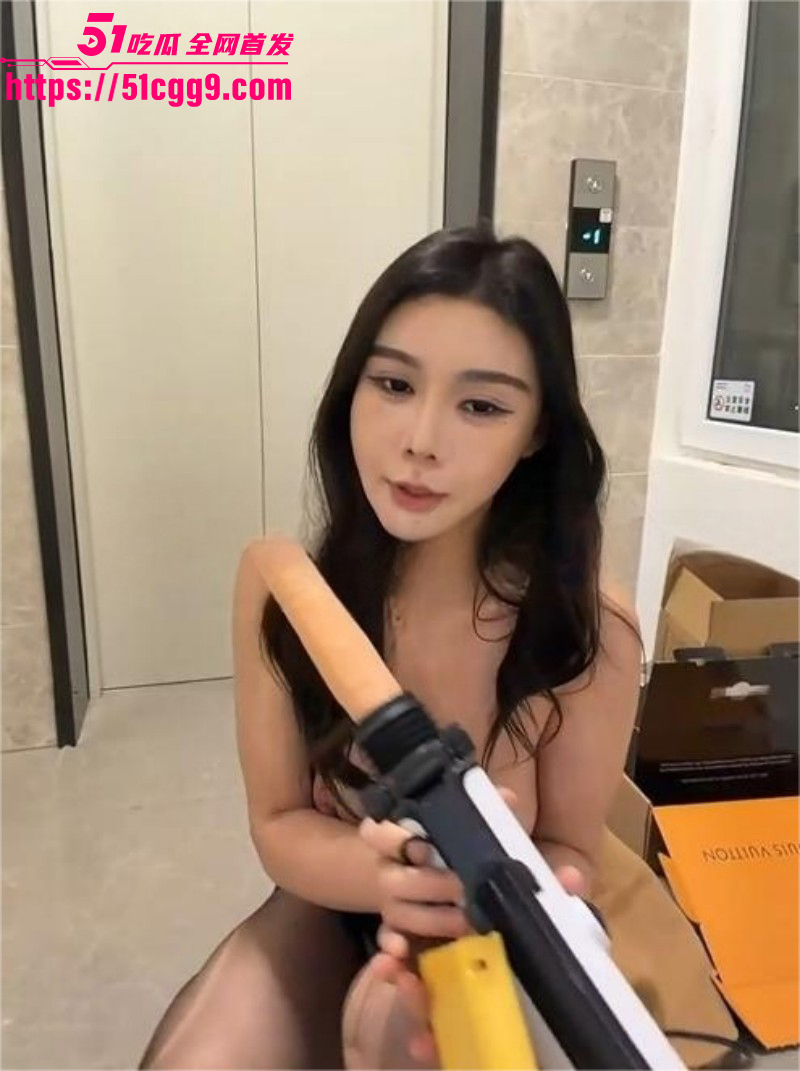 ST站高颜值御姐 za02605 付费大秀 电梯口炮机自慰泄欲 双指猛塞嫩鲍 爽到喷出淫汁！