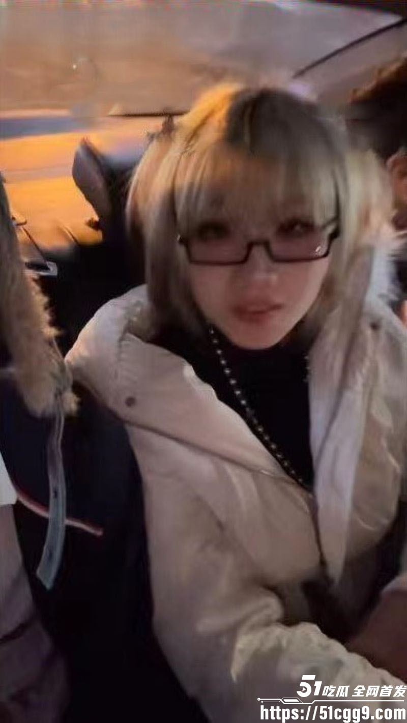 李老八旗下直播员 张明权 海底捞当众脱凶狠凯蒂鞋舔黑丝脚 还从男的嘴里掏饭塞自己嘴里吃 恶心又下头！