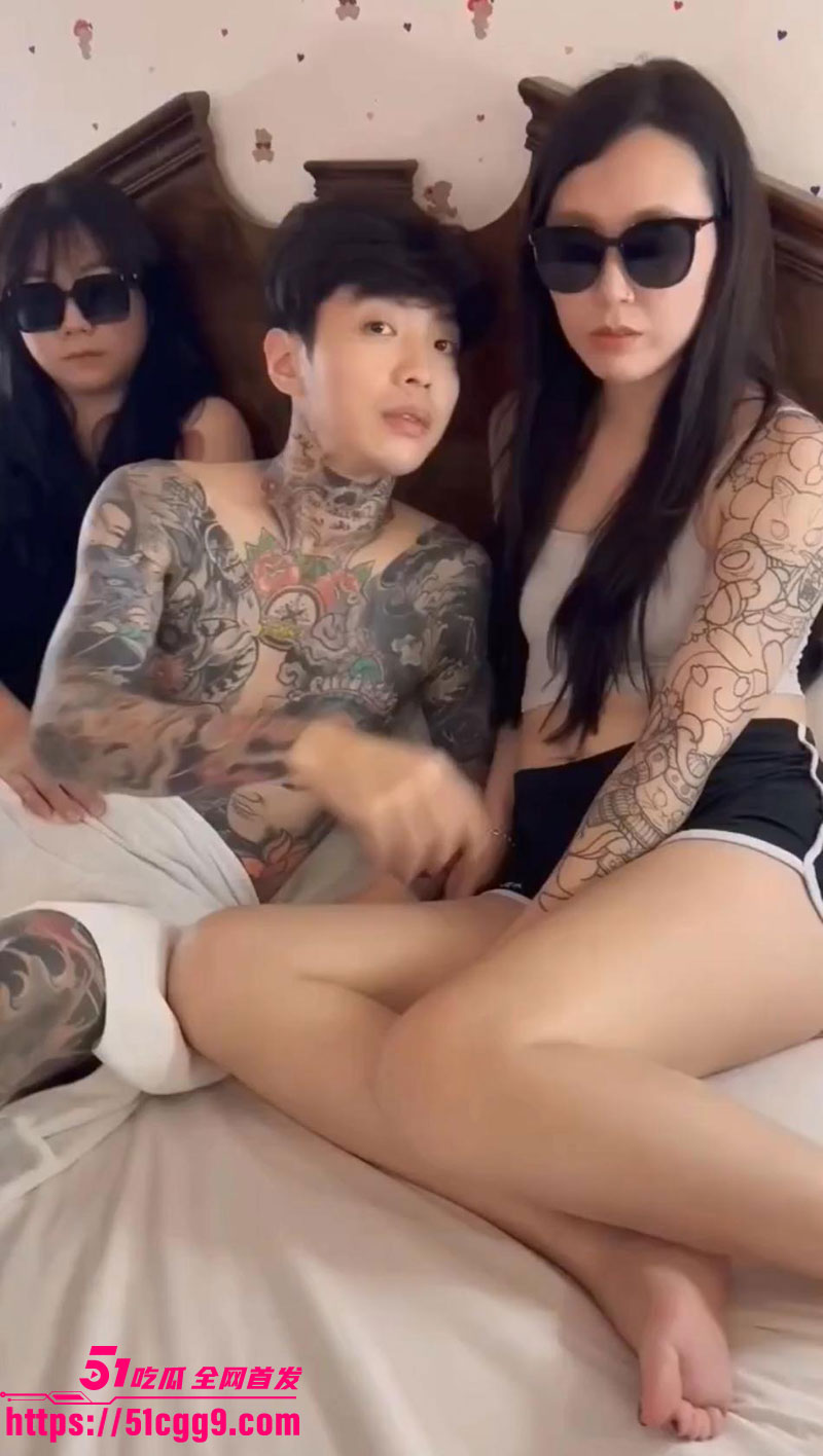 通体纹身越啪大神 莱伦 酒店双飞爆乳嫩妹 争吞巨屌轮流舌吻 后入爆操无套内射爽到腿软！