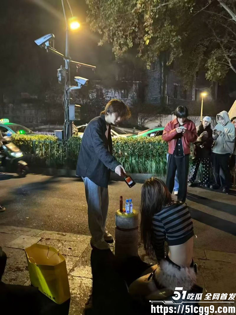 杭州BPM酒吧门口大戏！绿帽男友2个月豪掷7万蹲点抓奸 女友跪地道歉 纯爱战神应声倒地！