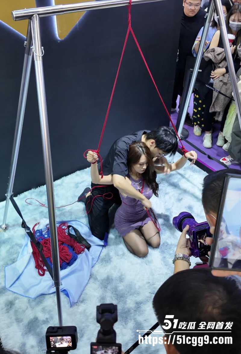 广东漫展惊现情趣捆绑展台！爆奶女模阿紫与绳艺大师现场开玩 裙子撩腰内裤全露 敏感点被反复撩拨一脸媚态！