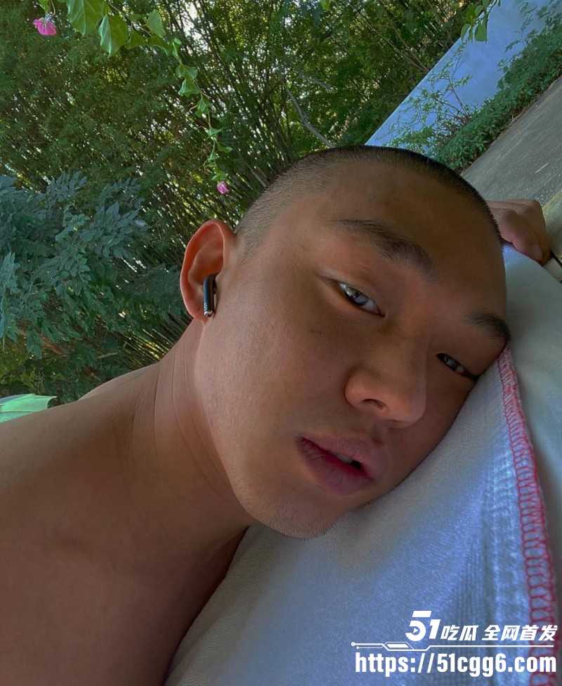 韩国影帝刘亚仁现身上海gay吧013
