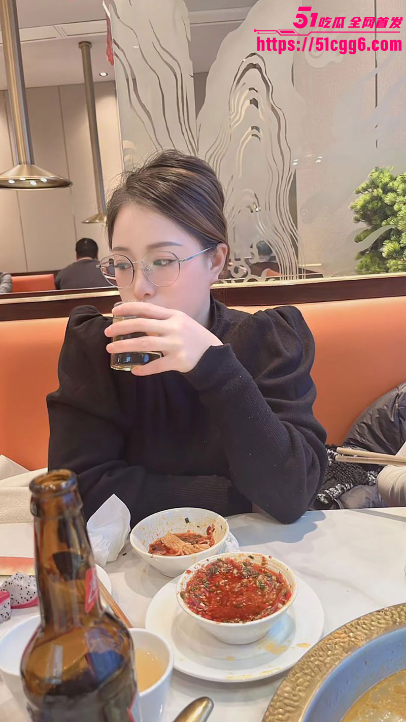 原创绿帽博主 人妻妓女 开启快乐之门 被双女暴力调教舔逼接尿 欣赏绿主暴操娇妻 口味重到猎奇！