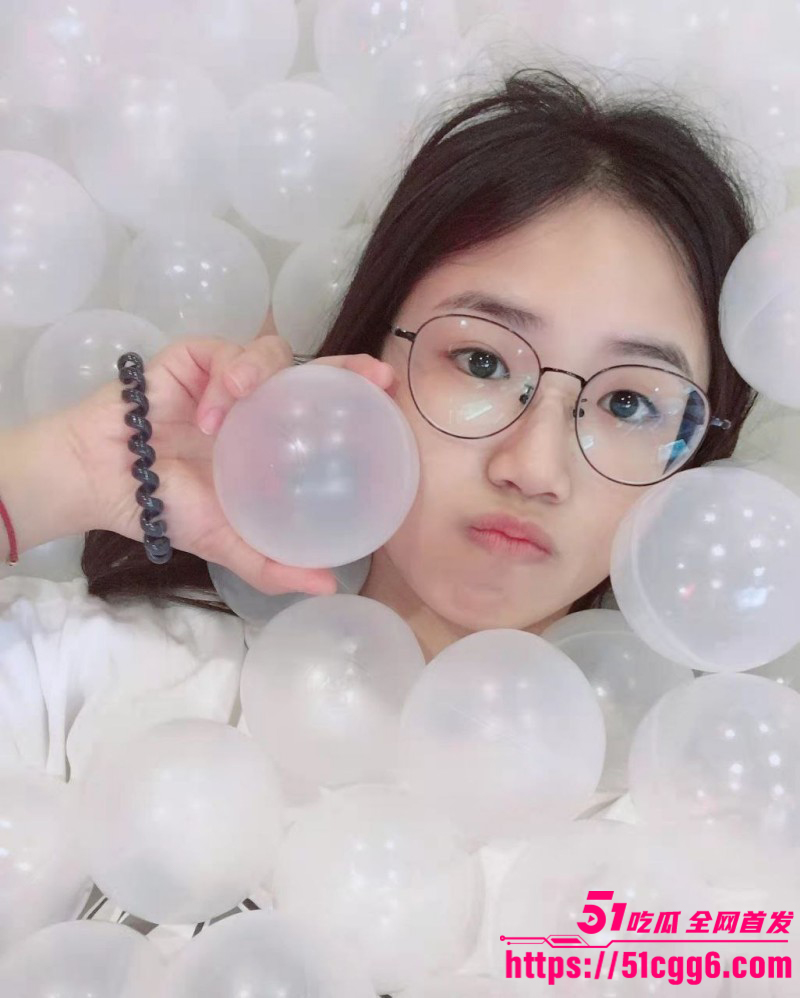 台湾清纯眼镜妹Lucky不雅视频02