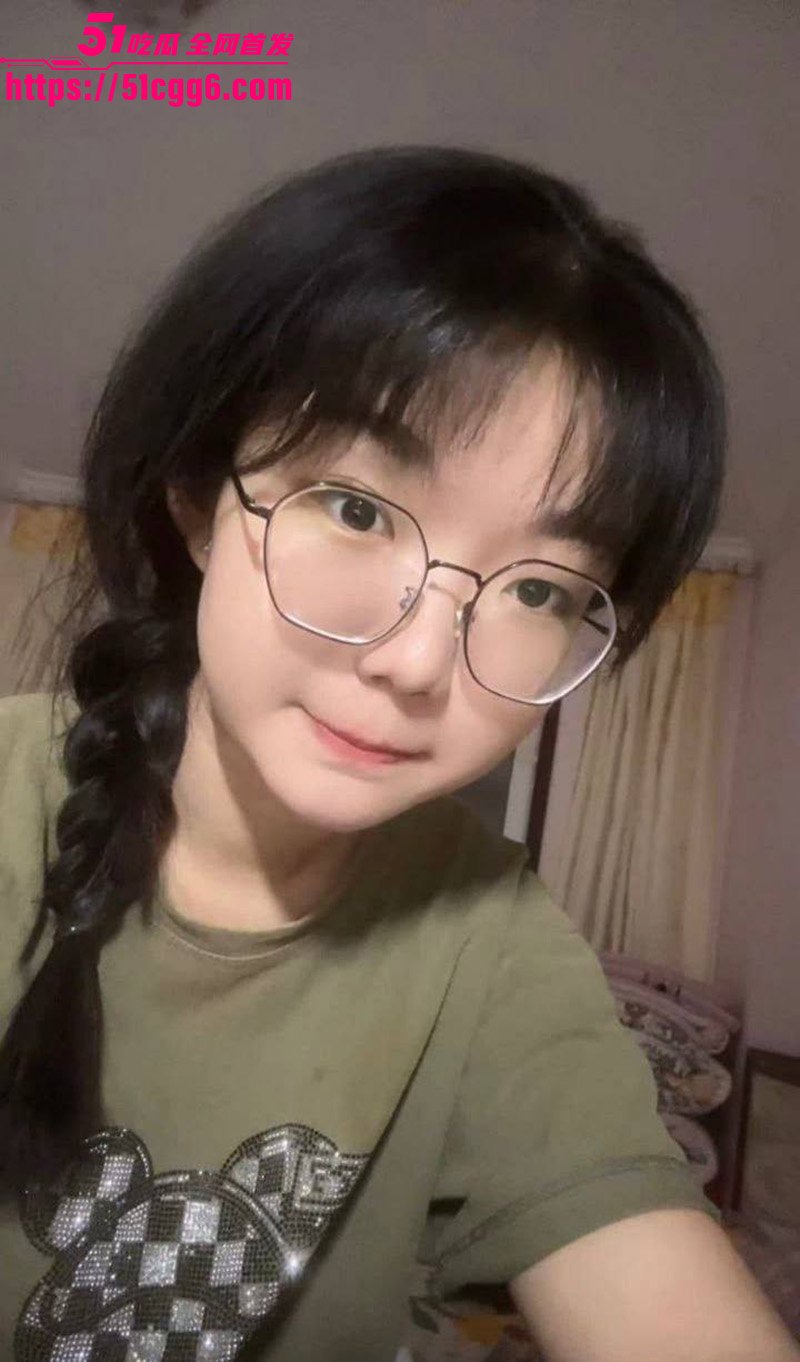 山东清纯高中生 为买手机被金主网调 反差眼镜妹浴室三点全露展示娇嫩酮体 嫩逼黑的全网都震惊！