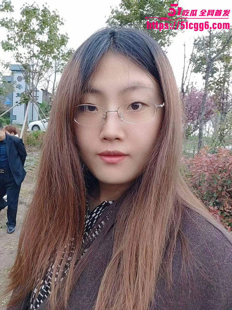 山东威海已婚少妇 刘莹 被调教成母狗 豹纹黑丝塞口球戴狗链 骚逼狂扣到喷水 3P轮操到失神！