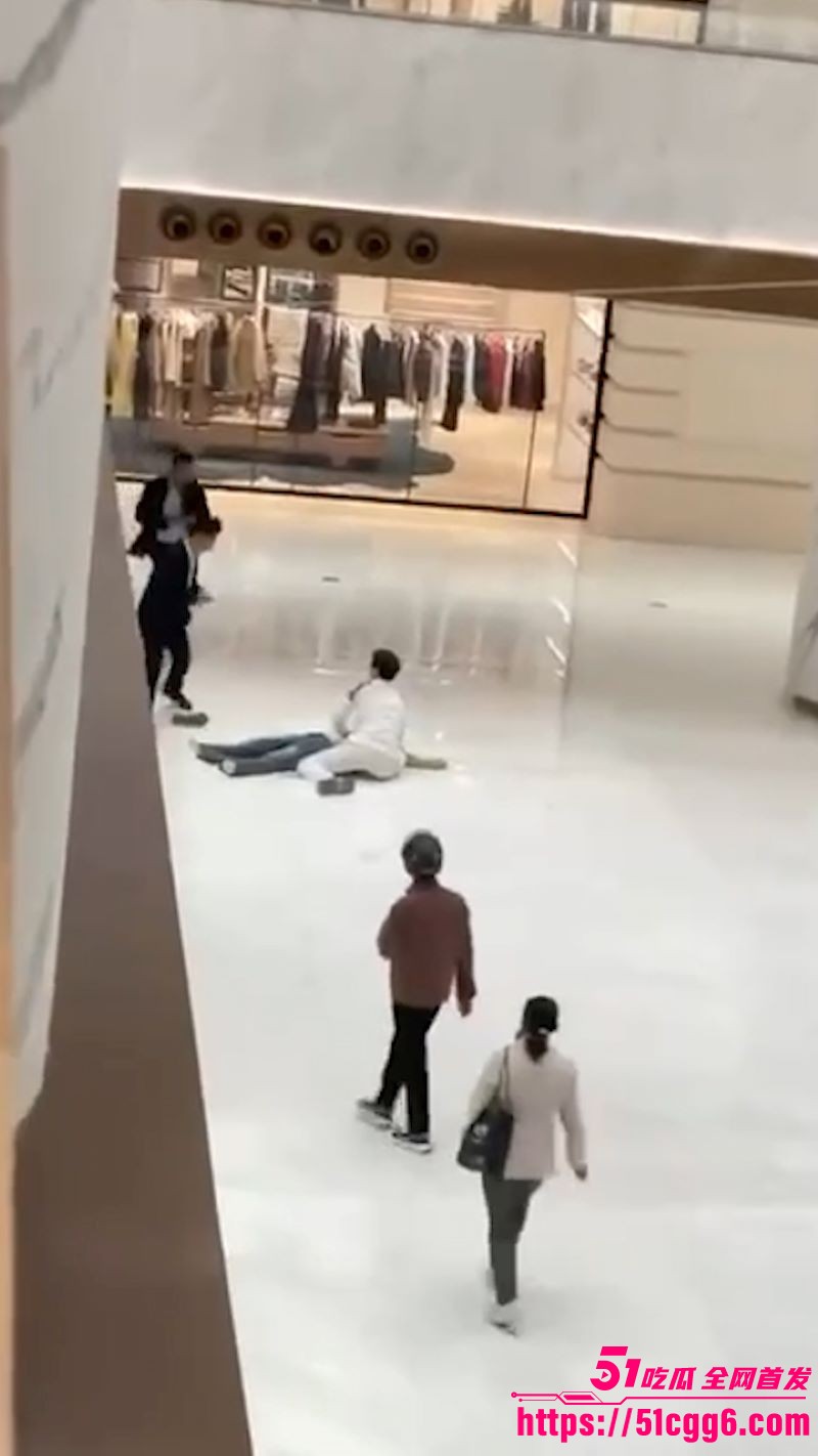 合肥银泰惊魂！傲娇小仙女因男友没当场买LV包 从银泰中心一跃而下 当场死亡触目惊心！