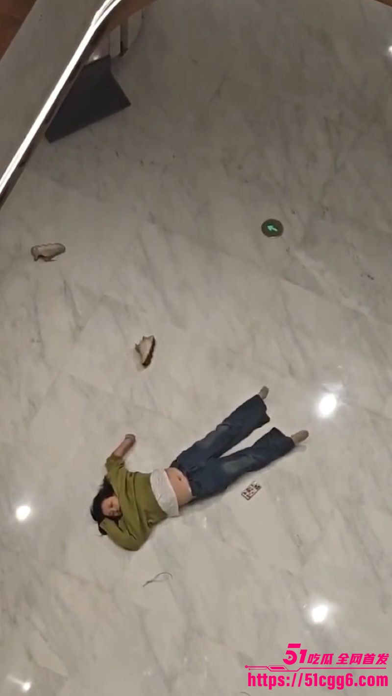 合肥银泰中心女孩坠楼事件 2