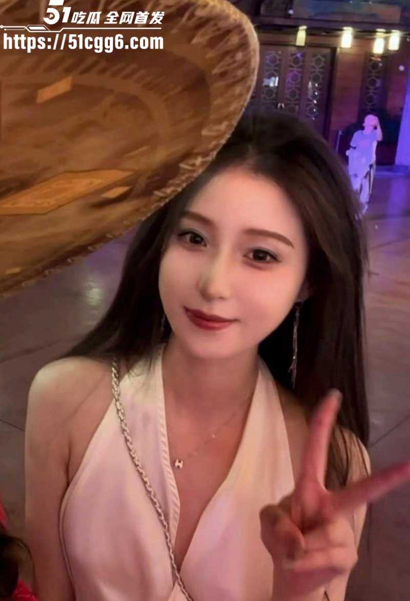 绍兴气质美女 吴燕 情侣私拍泄密 绝美江南白月光 被前男友玩成淫娃 蒙眼跪舔开档狂骑无套内射！