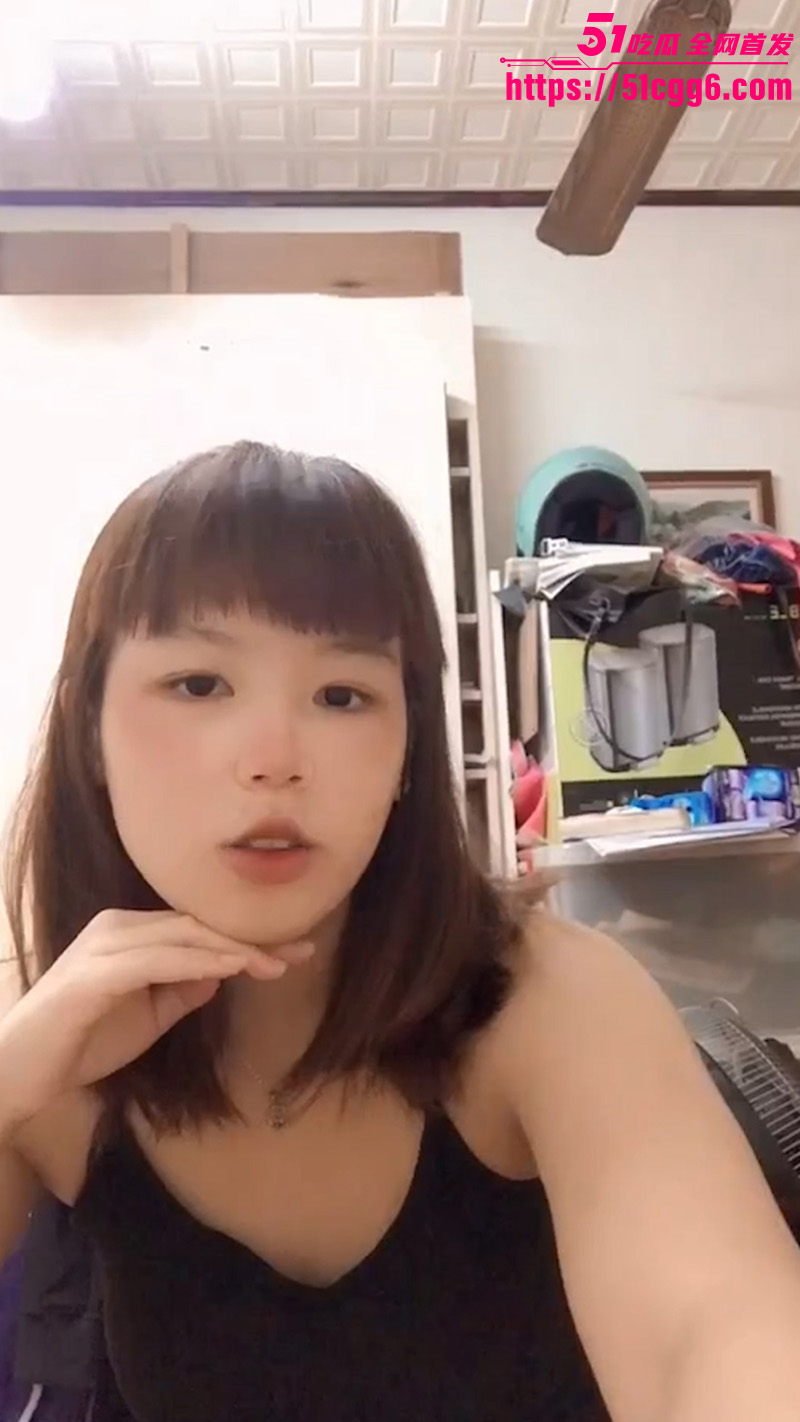 超淫学生妹网调视频流出 全裸出镜自拍揉捏奶头掰逼撒尿狗爬 这奶头颜色黑得让人震惊！