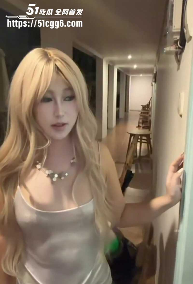 推特网红小小咪旅行遭肌肉男强行中出视频流出4拷贝
