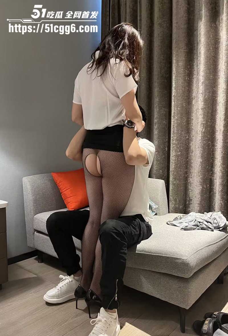 极品绿帽夫妻 约操单男合集流出 变态老公每周约各种猛男 无套灌溉爆乳淫妻小穴 戴肛塞玩深喉被鞭打！