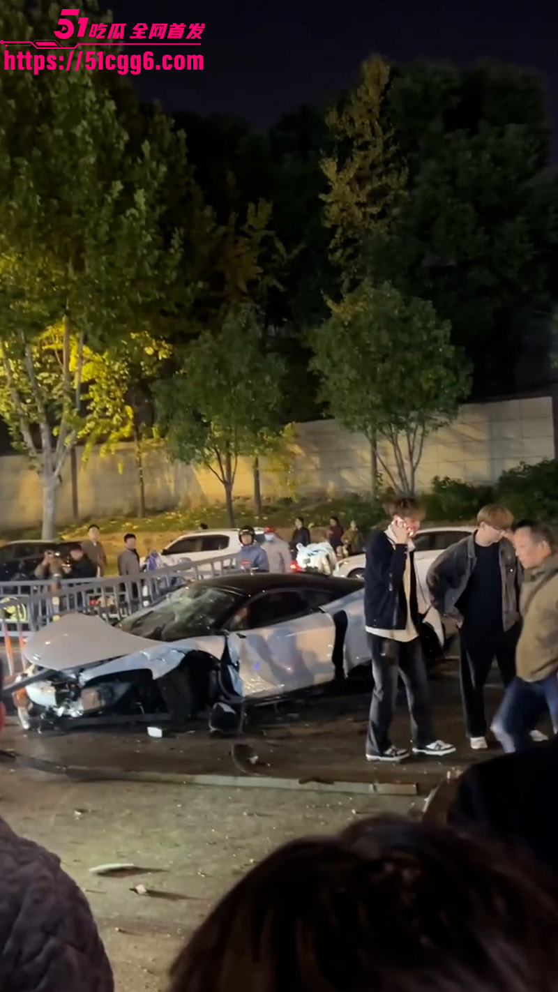 江西九江严重交通事故 男子深夜驾驶迈凯伦飙车 操作不当撞向护栏 百万豪车秒变废铁！