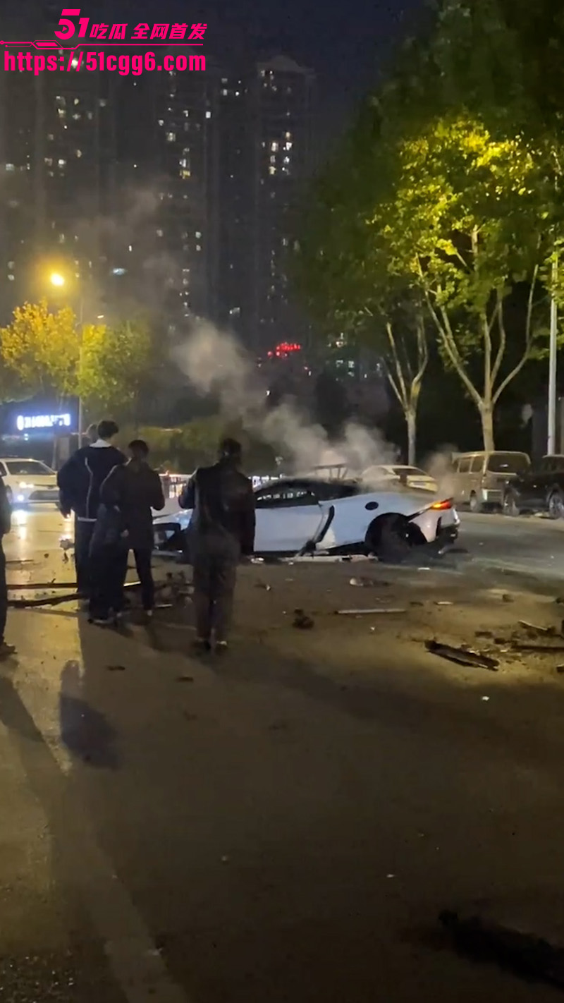 江西迈凯伦撞车2