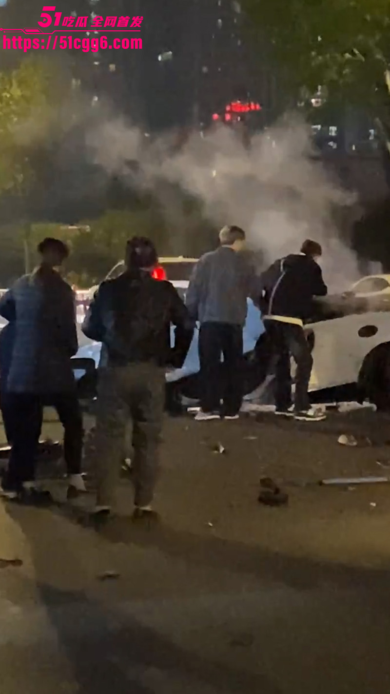 江西迈凯伦撞车3