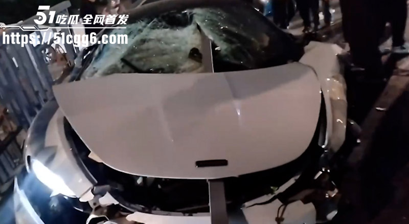 江西迈凯伦撞车6