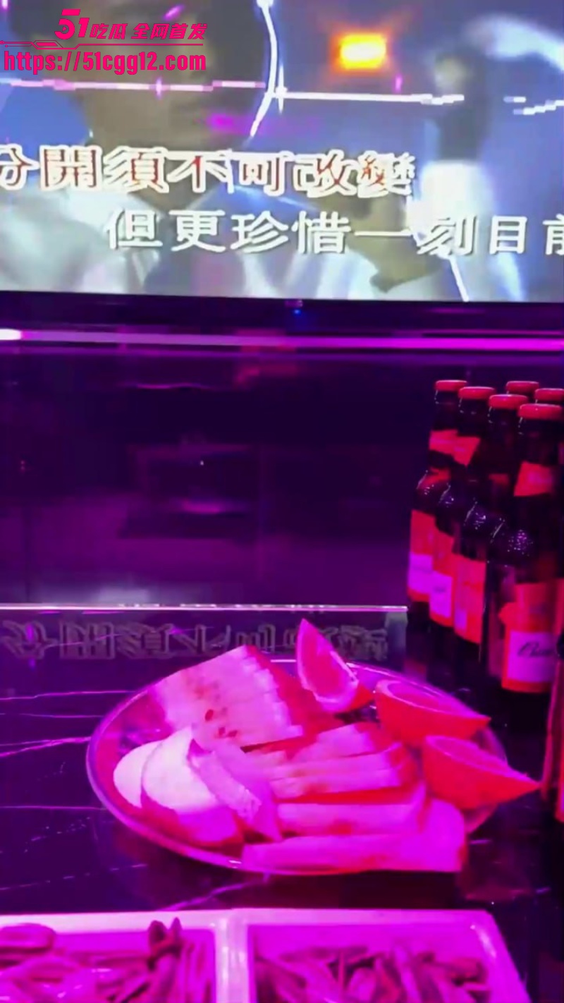 海角乱伦大神 会喷水的亲姐姐 姐姐穿着新买的超短裙和半乳装 在KTV包间发情被猛插！