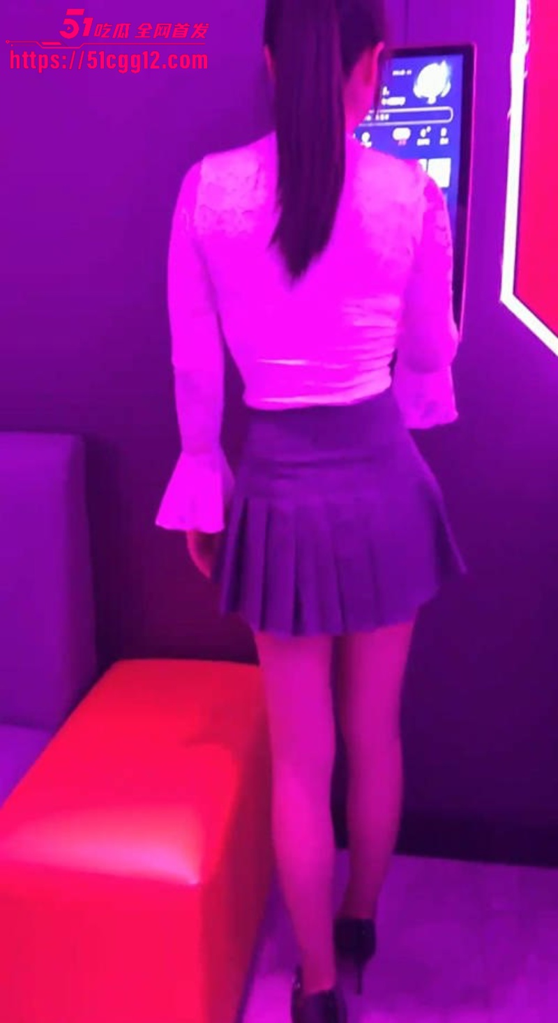 会喷水的亲姐姐KTV包间发情02