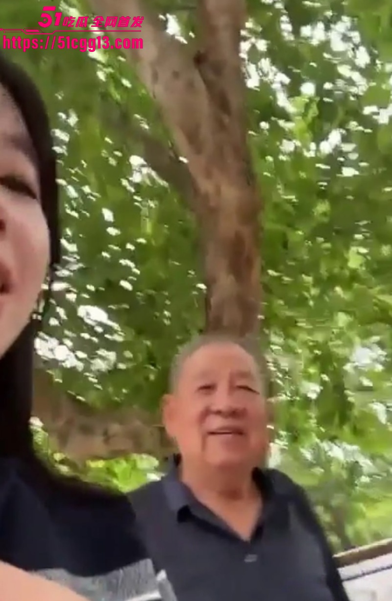 小美公园露出色诱大爷04