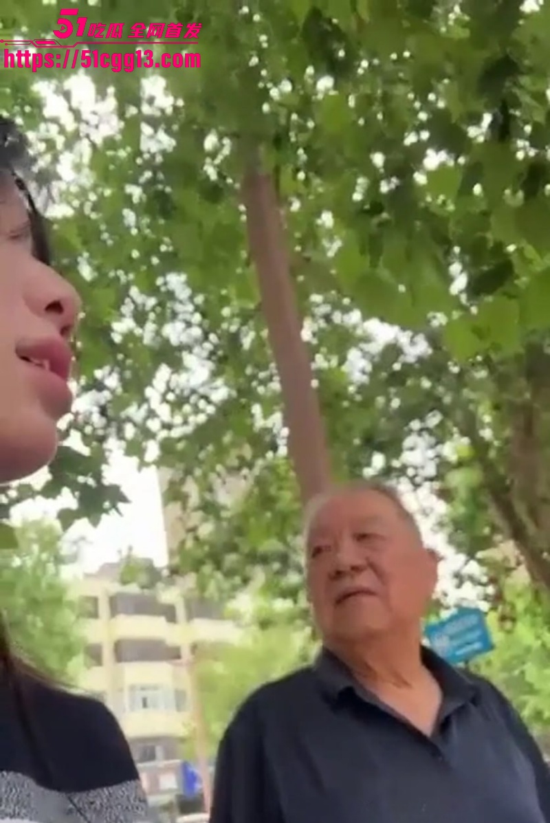 小美公园露出色诱大爷05