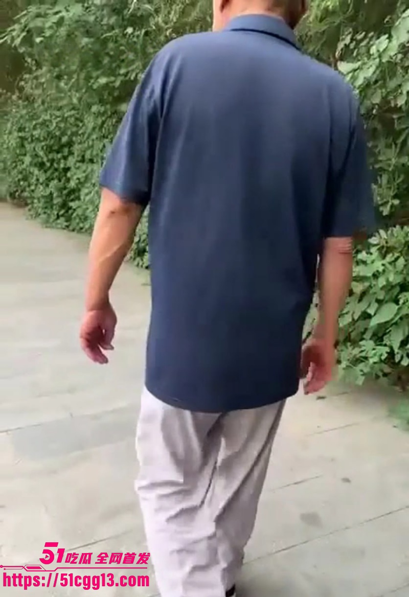 小美公园露出色诱大爷06
