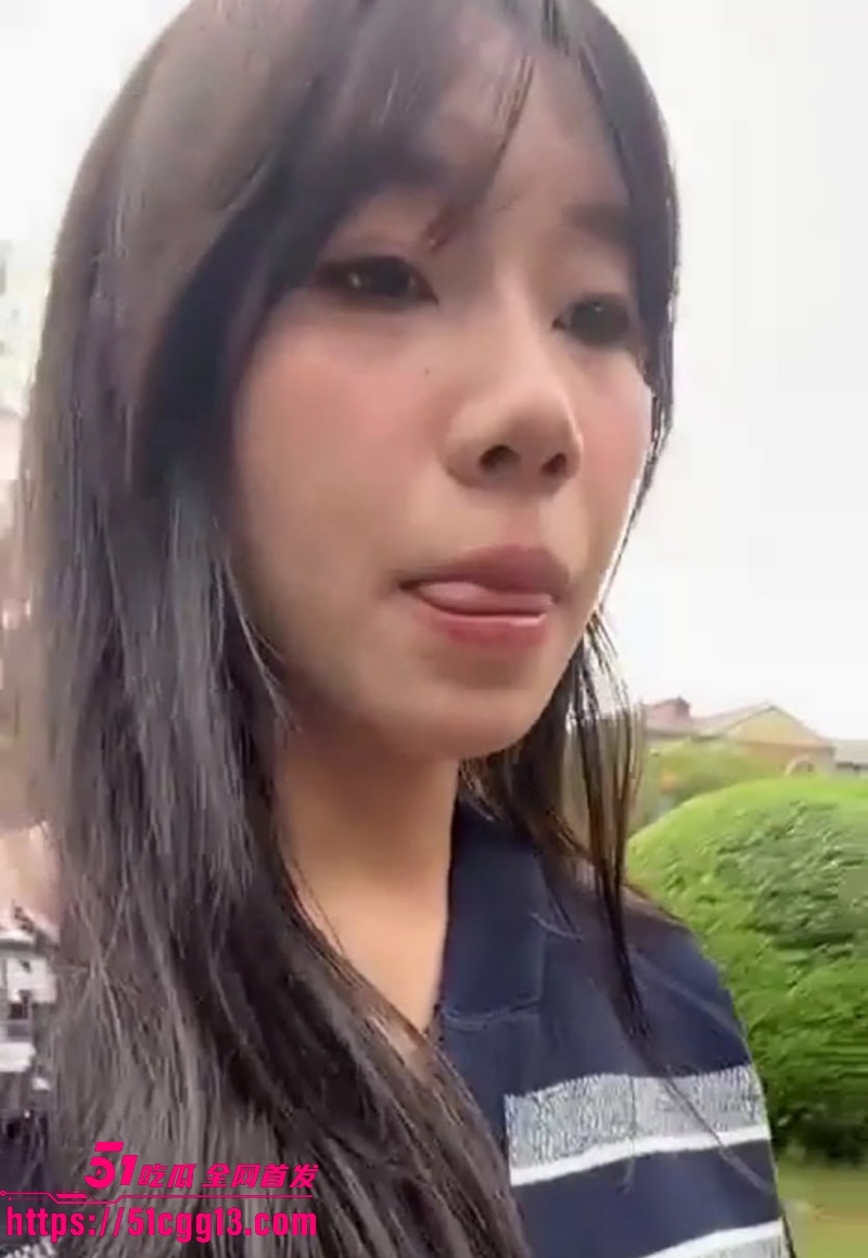 反差学妹 小美 激情露出视频 清纯校花公园色诱大爷 想帮其口交遭拒 难道大爷竟是正人君子？